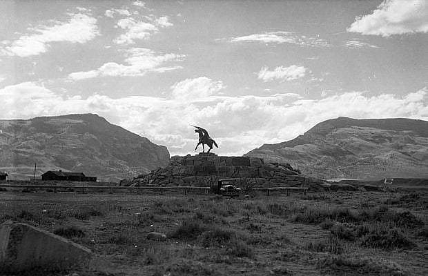 Fig. 7: Very little surrounded Buffalo Bill—the Scout after its dedication in 1924. MS 228 Buffalo Bill Museum Photos, McCracken Research Library. PN.228.167